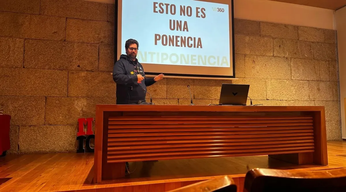 Valentín Ayesa en su antiponencia de ChorriClub, taller en directo sobre automatización e IA para webmasters, febrero 2026