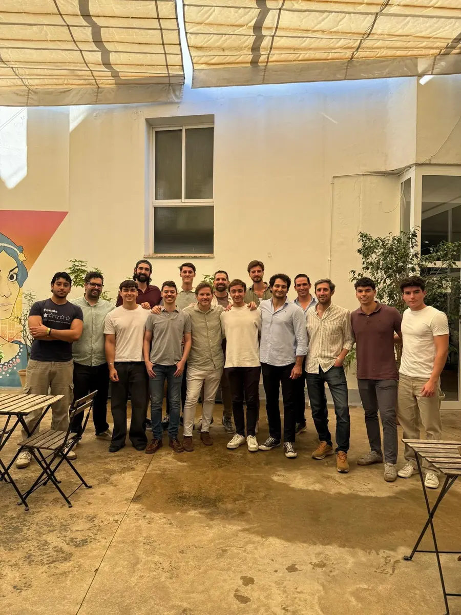Valentín Ayesa compartiendo su experiencia sobre IA y automatización con emprendedores en Fusion Startups Sevilla, octubre 2025