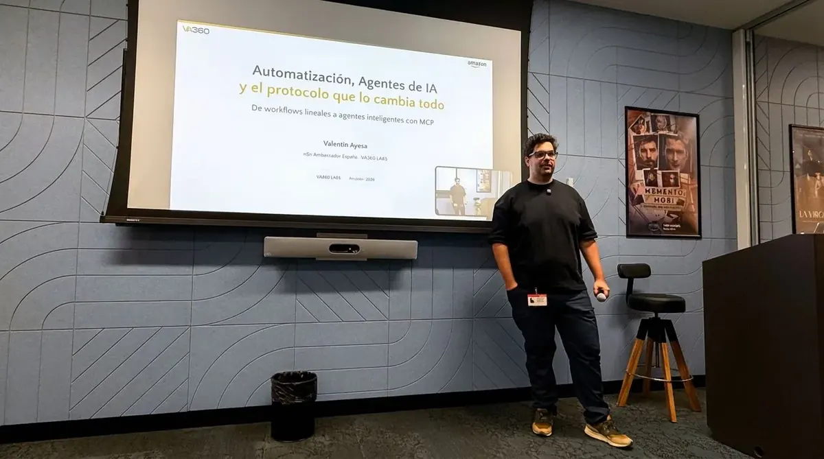 Valentín Ayesa impartiendo una masterclass interna en las oficinas de Amazon España sobre automatización e implementación de IA, abril 2026