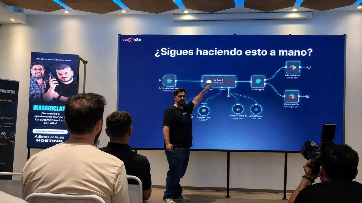Valentín Ayesa impartiendo su primera Masterclass sobre Agentes de IA con n8n en Buenos Aires, marzo 2026