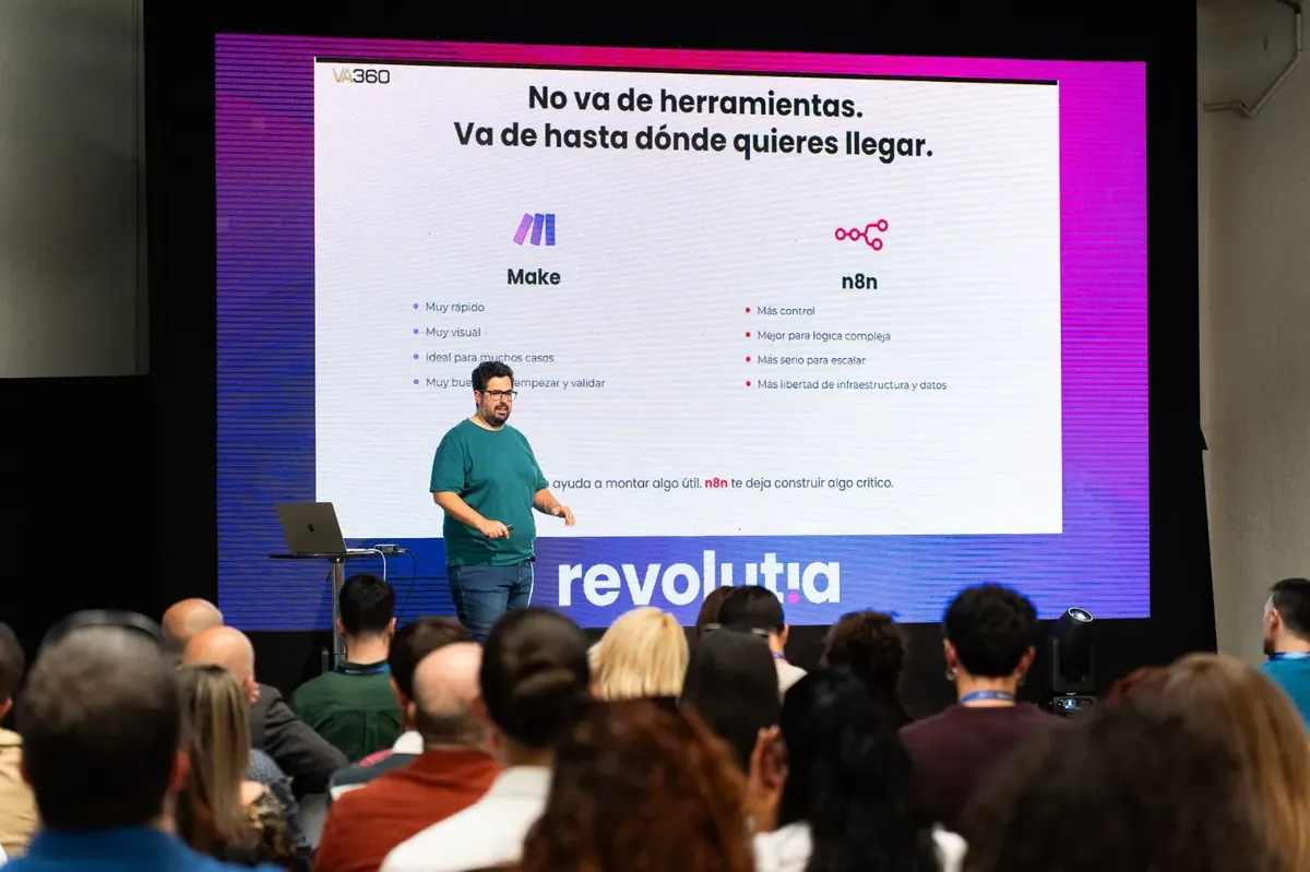 Valentín Ayesa en Revolutia Summit hablando sobre agentes de IA autónomos que aumentan la productividad, abril 2026