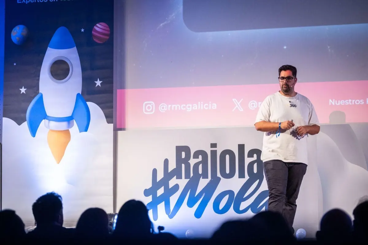 Valentín Ayesa en su ponencia sobre IA empresarial en la Raiola Marketing Conference Galicia 2025