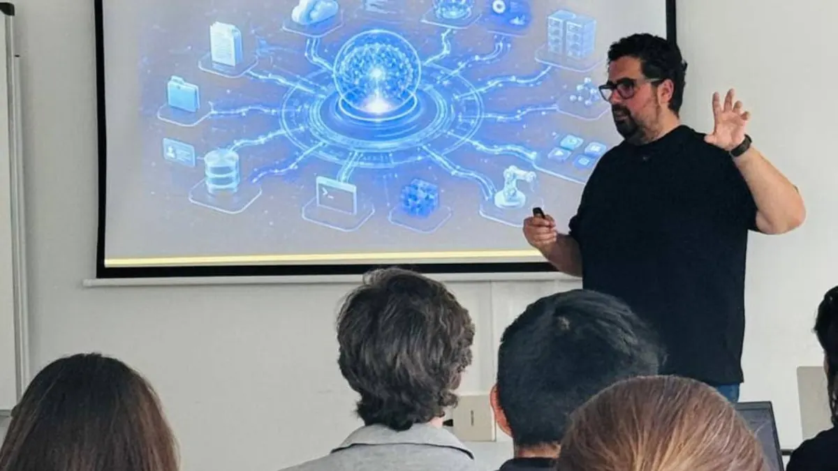 Valentín Ayesa impartiendo un seminario sobre automatización con IA a alumnos del Máster Oficial de la Universidad de Granada, mayo 2026
